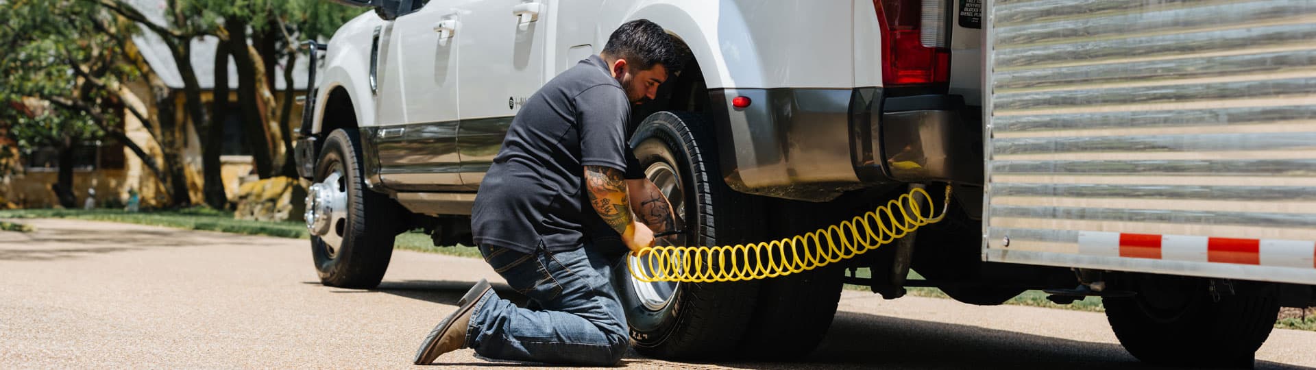 Man inflating his tires with the WirelessAir Tank + EZ Mount